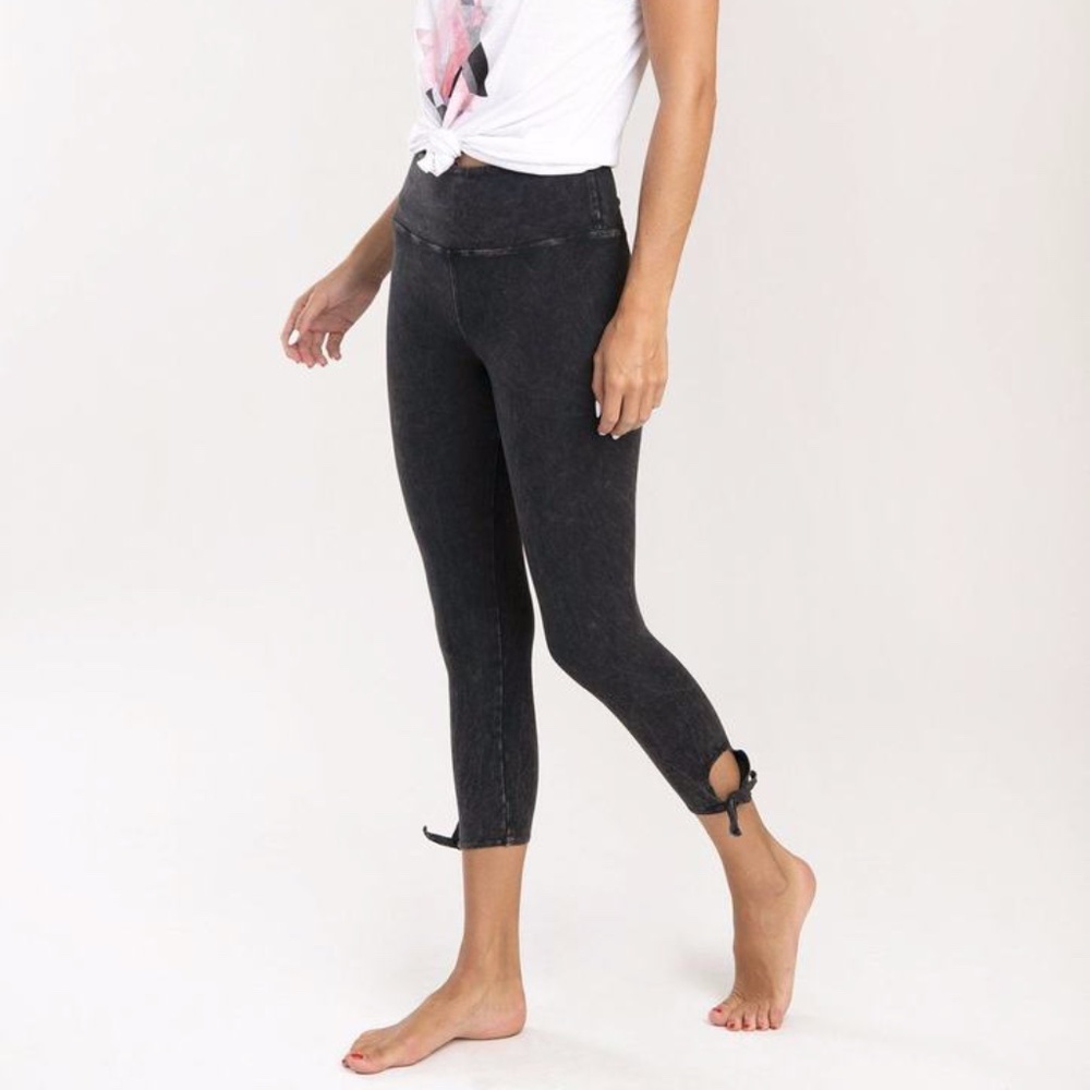 Jala Tie Capri Leggings
